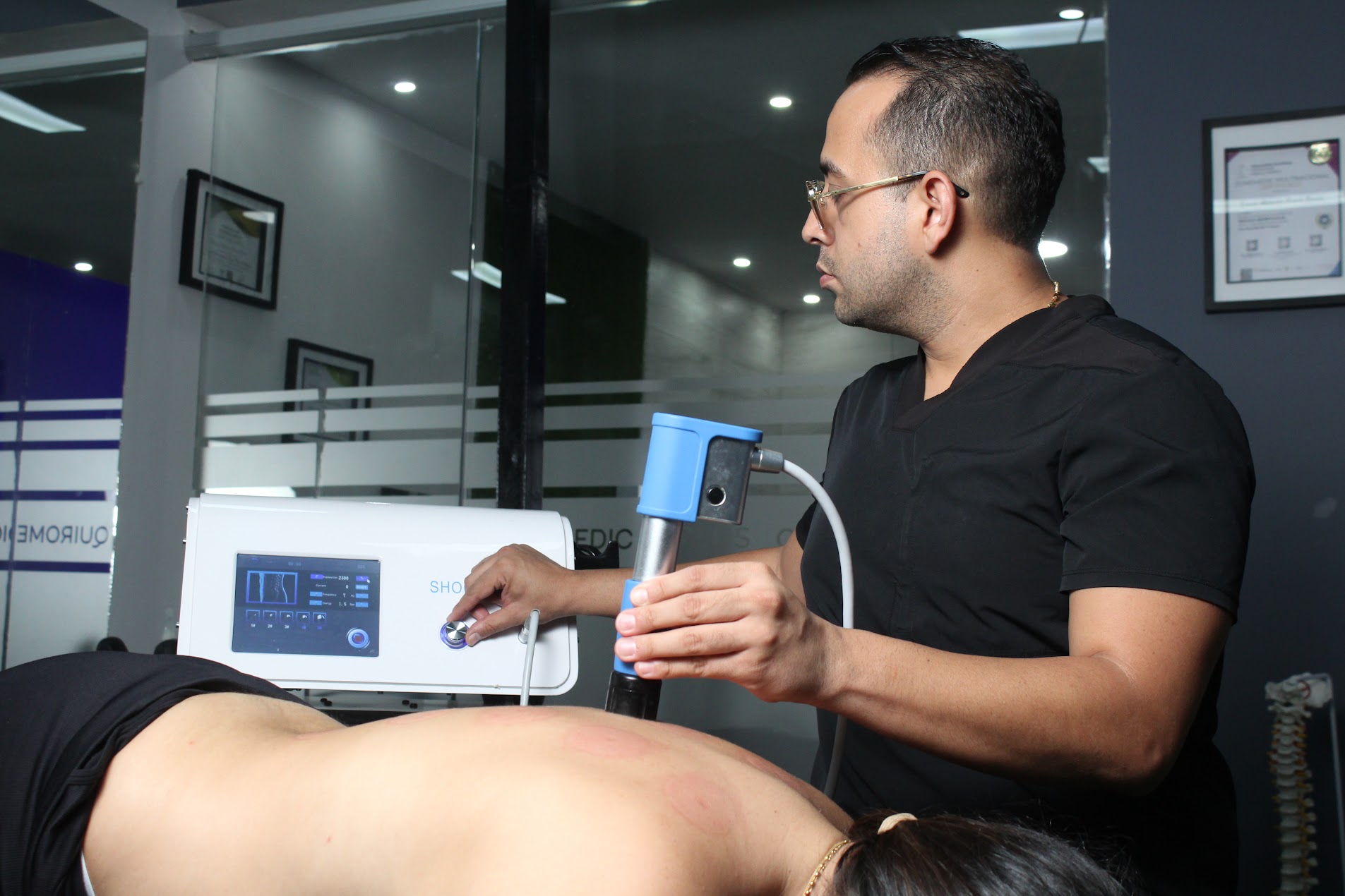 Atención profesional en nuestras instalaciones de QuiroMedic Plus